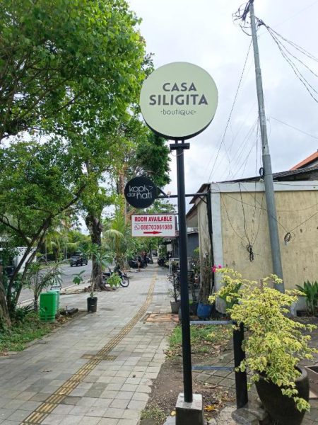 Señalización exterior y entrada principal del boutique hotel Casa Siligita en Nusa Dua, Bali