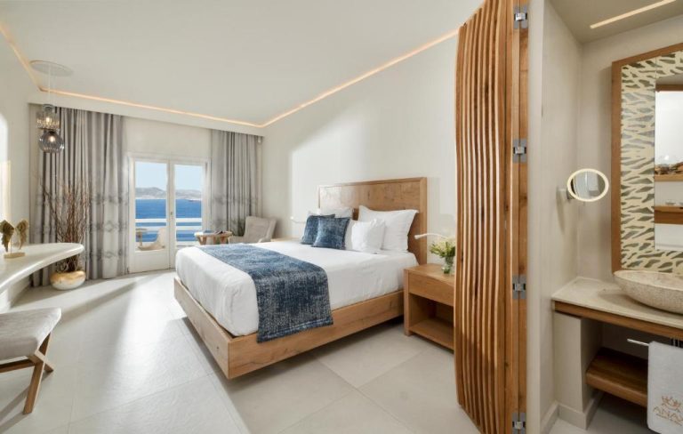Habitación de lujo con cama doble y vistas al mar en Anax Resort and Spa Mykonos