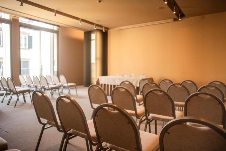 Sala de reuniones y conferencias con sillas dispuestas en filas en The Vine Hotel