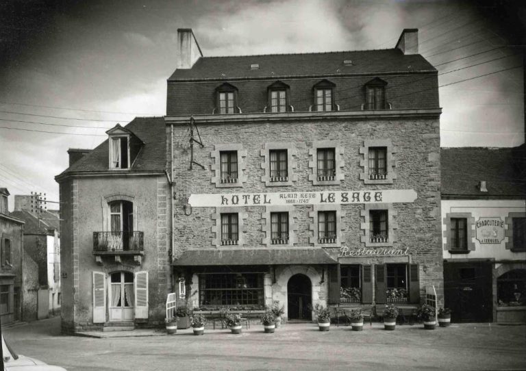 Fachada exterior de piedra del Hotel Restaurant Lesage con terraza y restaurante en Francia