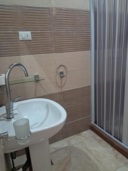 Baño moderno con lavabo y cabina de ducha del hotel Aton Palace Luxor