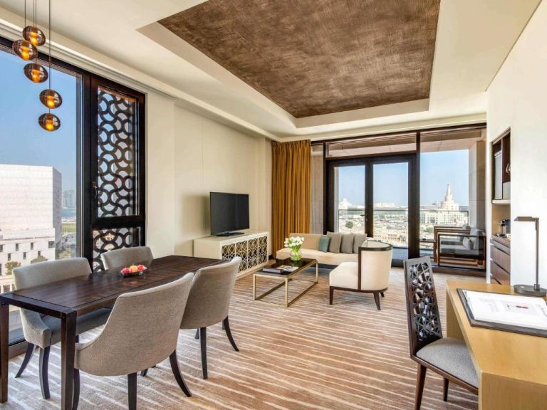 Suite con salón comedor y vistas panorámicas de Doha en Alwadi Hotel Doha MGallery Collection