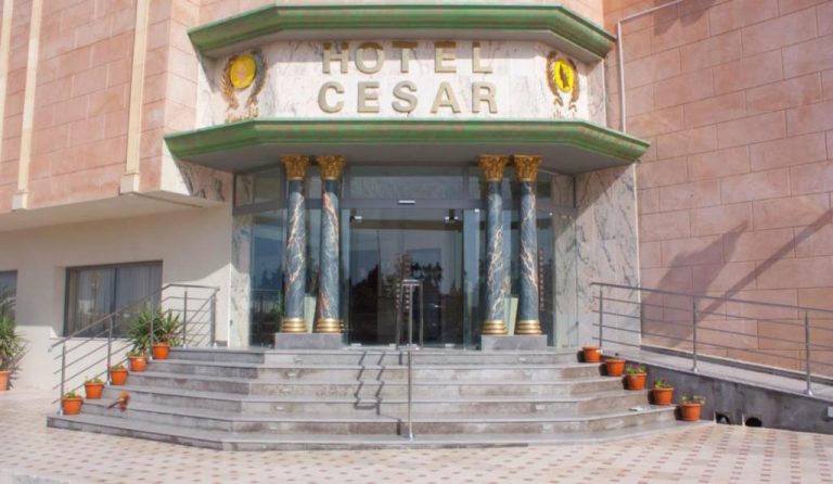 Entrada principal con columnas doradas y escalinatas del Hotel Cesar Palace en Sousse