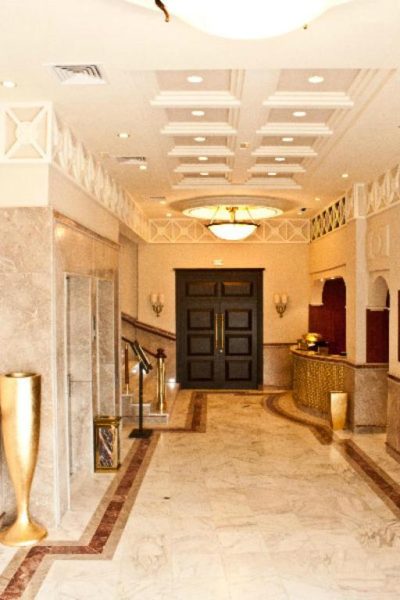 Lujoso lobby y recepción con suelos de mármol y decoración dorada del Cesar Palace Sousse