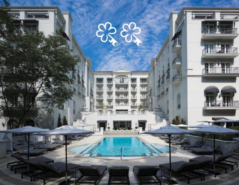 Piscina exterior con tumbonas y sombrillas en el lujoso Palácio Tangará Oetker Hotels de São Paulo