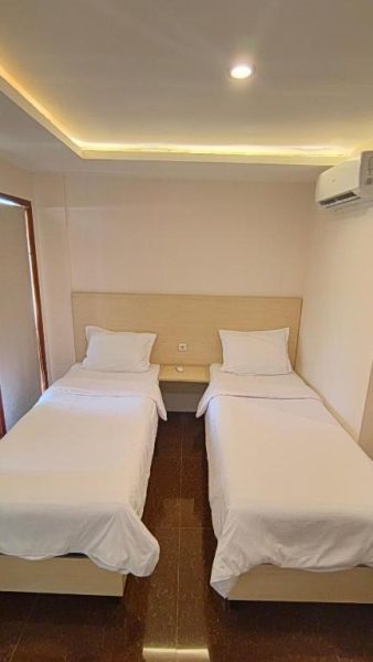 Habitación twin con dos camas individuales y aire acondicionado en Casa Siligita Nusa Dua