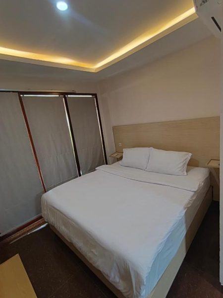 Habitación doble con cama matrimonial y techo iluminado en Casa Siligita Nusa Dua