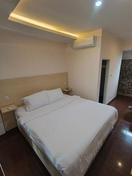 Habitación doble con cama matrimonial y aire acondicionado en Casa Siligita Nusa Dua