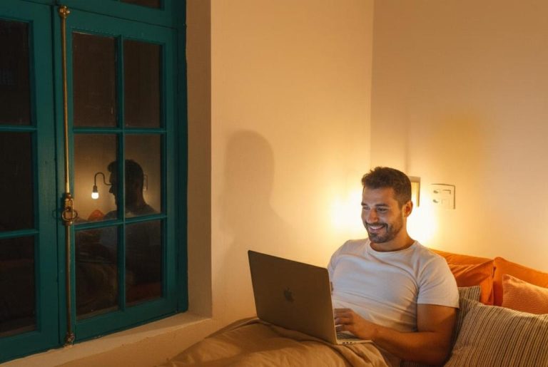 Huésped relajado usando laptop en habitación acogedora del Hobi Hotel Boutique Bela Vista São Paulo