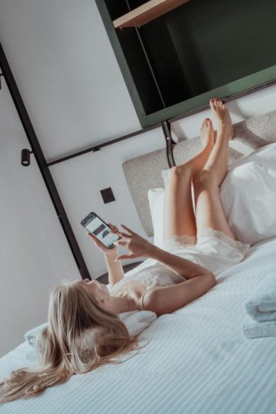 Mujer relajada en habitación moderna del Kentrikon 1924 Boutique Hotel en el casco antiguo
