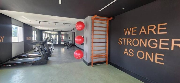 Gimnasio moderno con cintas de correr y pelotas de ejercicio en Hospedagem para Grupos