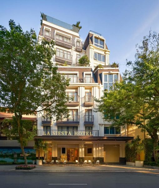 Fachada exterior del La Siesta Premium Lakeside Hotel con arquitectura colonial francesa y jardines