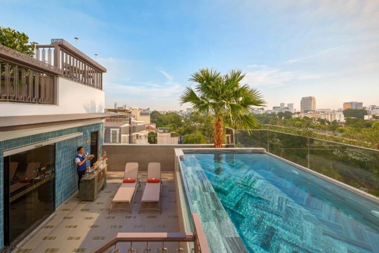 Piscina infinita en terraza con vistas panorámicas de la ciudad en La Siesta Premium Lakeside