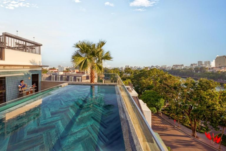 Piscina infinita en la azotea del Hotel La Siesta Premium Lakeside con vistas panorámicas al lago y la ciudad