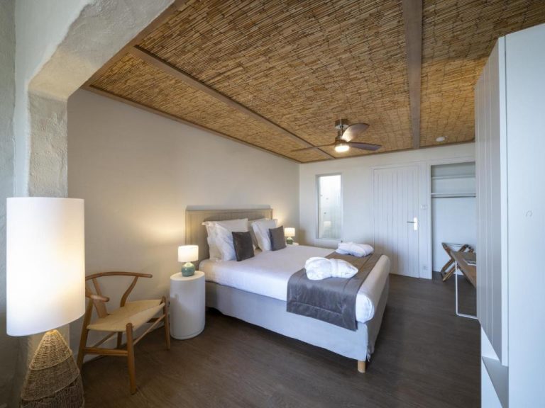 Habitación doble con techo de bambú y ventilador de techo en Hotel Punta Lara Noirmoutier
