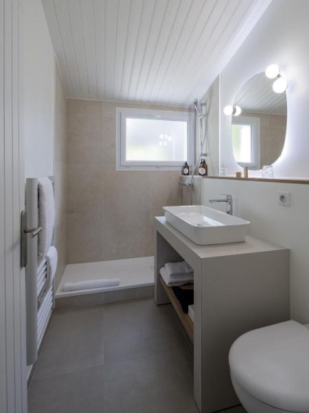 Baño moderno con ducha y lavabo del Hotel Punta Lara Noirmoutier, decoración minimalista en tonos beige
