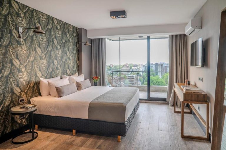 Habitación doble con pared tropical y vista panorámica a la ciudad en Casa Joseph Libertador