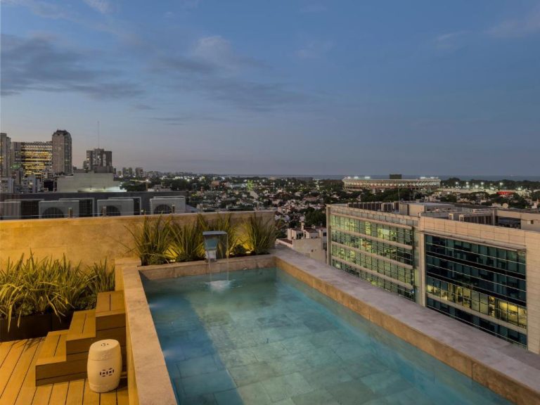Piscina en terraza rooftop del Casa Joseph Libertador con vistas panorámicas de la ciudad al atardecer