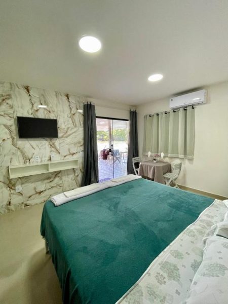 Habitación doble con cama queen, TV y terraza exterior en Pousada Ilha da Fantasia Brasil