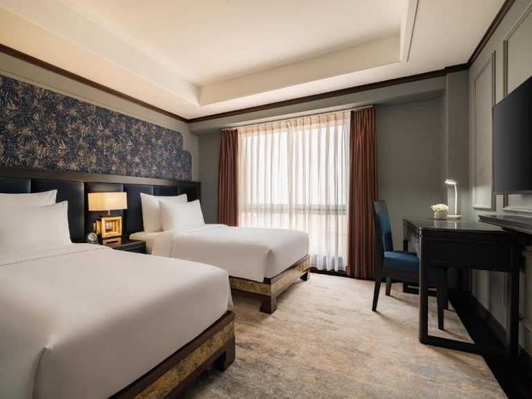 Habitación doble twin con escritorio y decoración elegante en el Hanoi Solis Hotel