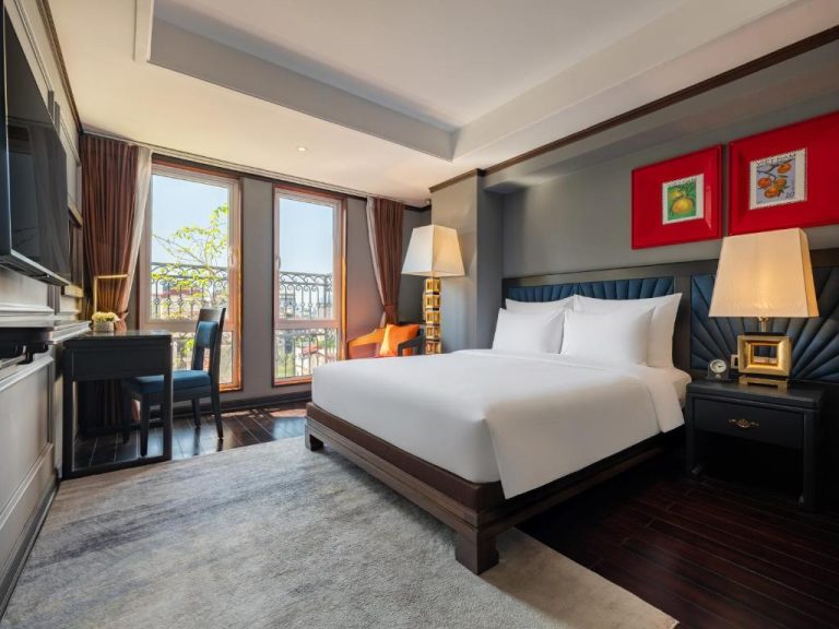 Habitación deluxe con cama king y balcón con vistas en Hanoi Solis Hotel Vietnam
