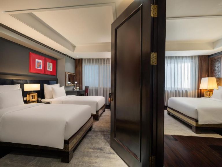 Suite comunicada con dos habitaciones dobles y decoración asiática en Hanoi Solis Hotel