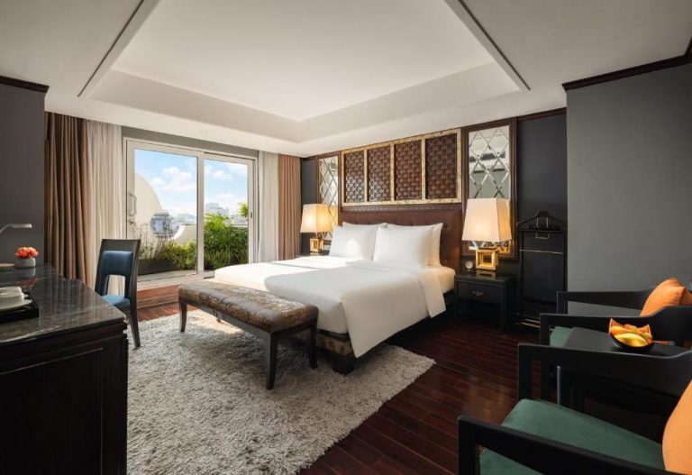 Habitación deluxe con cama king, terraza privada y decoración colonial en Hanoi Solis Hotel