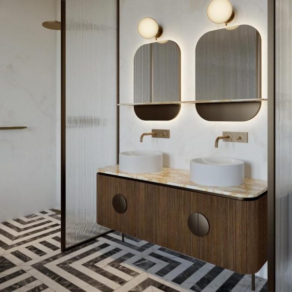 Baño de lujo con doble lavabo sobre encimera de mármol y espejo dorado en Villa Argentina