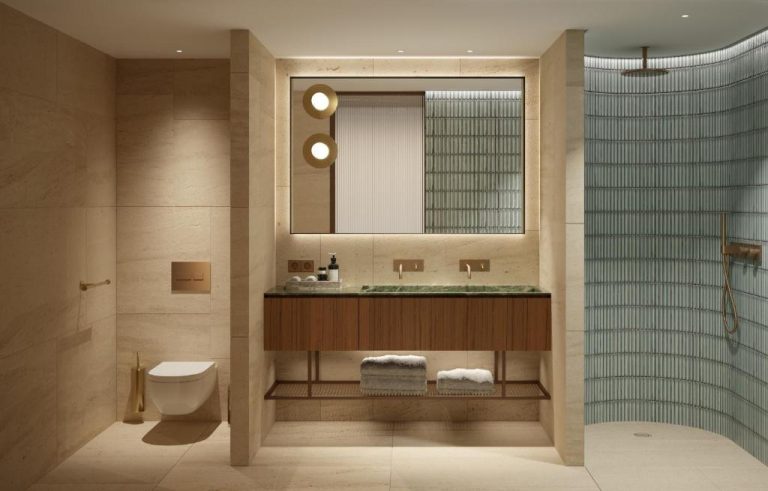 Baño de lujo con ducha circular, doble lavabo de mármol verde y detalles dorados en Villa Argentina