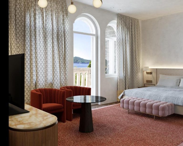 Habitación de lujo con balcón y vistas al mar en Villa Argentina, con cama doble y sillones rojos
