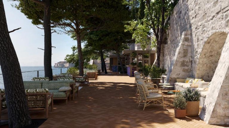 Terraza exterior con sofás y sillas de ratán del Villa Argentina con vistas al mar Adriático
