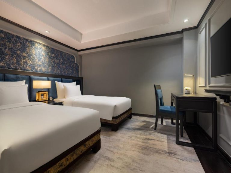 Habitación twin con dos camas y escritorio elegante en el Hanoi Solis Hotel