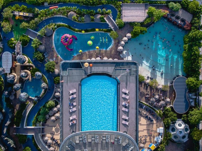 Vista aérea de las piscinas y parque acuático del Grande Centre Point Space Pattaya con toboganes