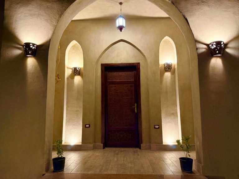 Entrada con arcos de estilo árabe e iluminación tradicional del Bab Al Shams Palace