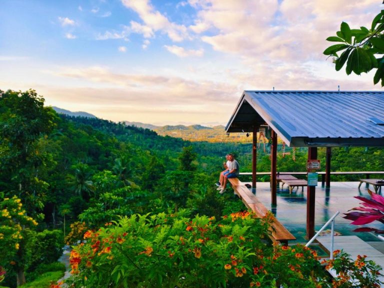 Terraza mirador con piscina infinita y vistas a la selva tropical en SZ Samui Glamping