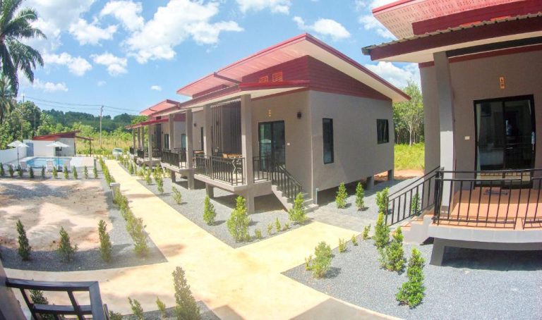 Bungalows con terraza y jardín del PS Lanta Resort con piscina exterior al fondo
