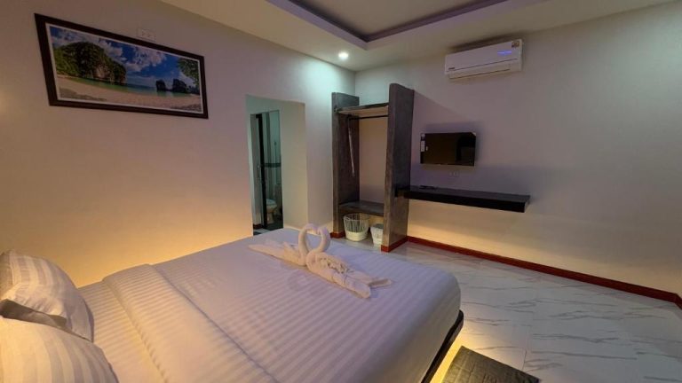 Habitación doble con cama king y decoración de cisnes en toallas del PS Lanta Resort en Tailandia