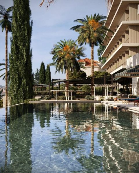 Piscina exterior con palmeras y terrazas del Hotel Villa Argentina en la Costa Dálmata