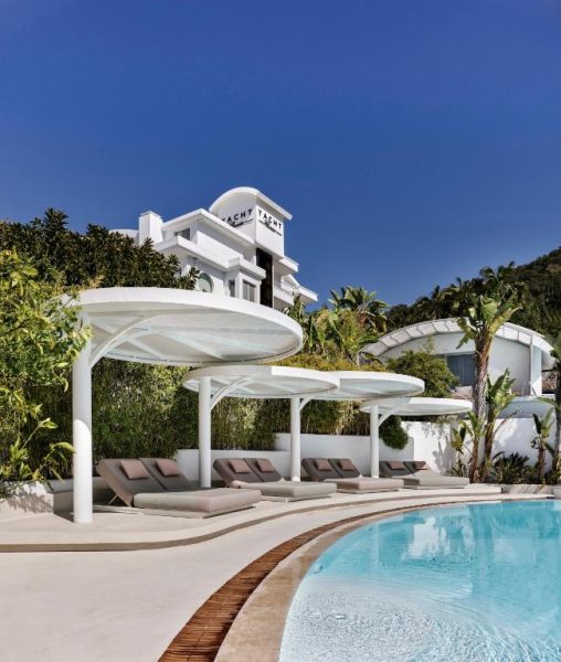 Piscina exterior con tumbonas y pérgolas blancas del Yacht Classic Hotel Boutique en Bodrum