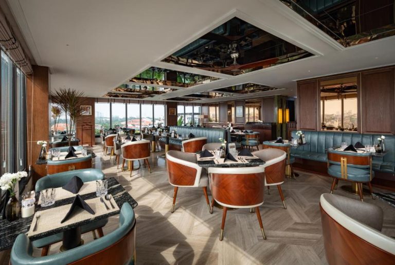 Restaurante panorámico con mesas elegantes y vistas a la ciudad en el Hotel du Lac Signature