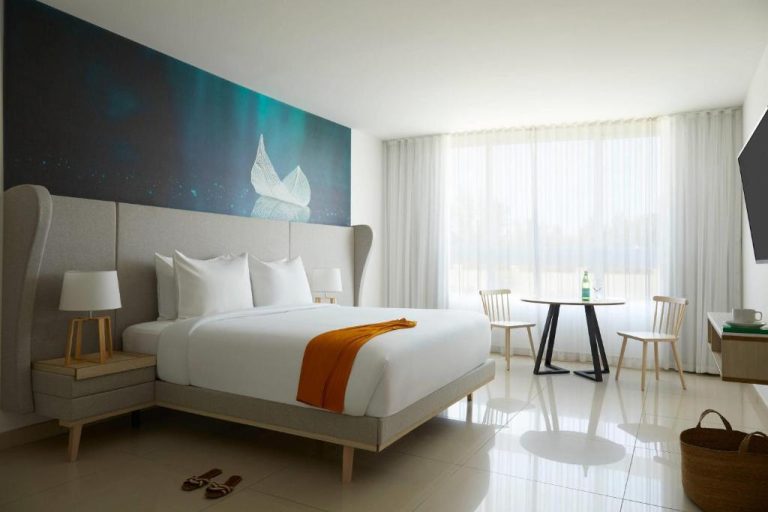 Habitación deluxe con cama king size y decoración moderna en el Radisson Blu Aruba