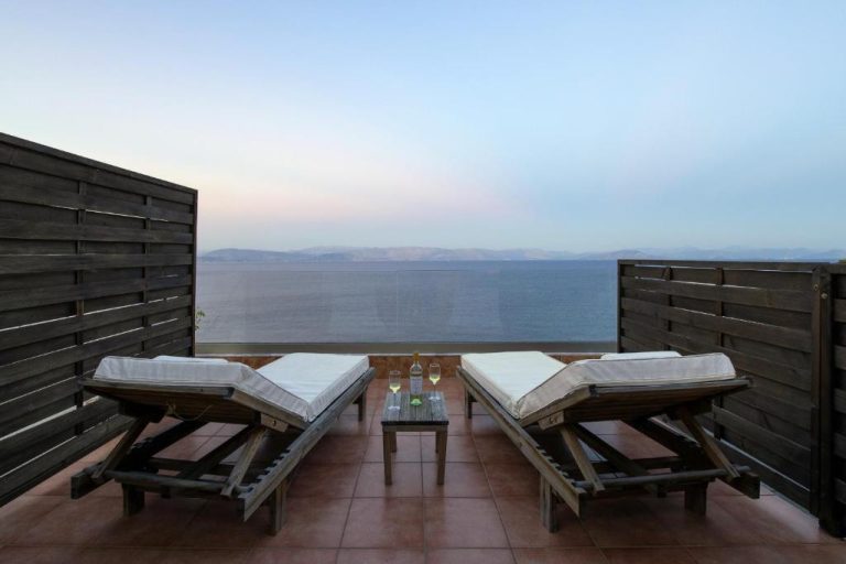 Terraza con tumbonas y vistas al mar en Hotel Kaiser Bridge, perfecta para relajarse al atardecer