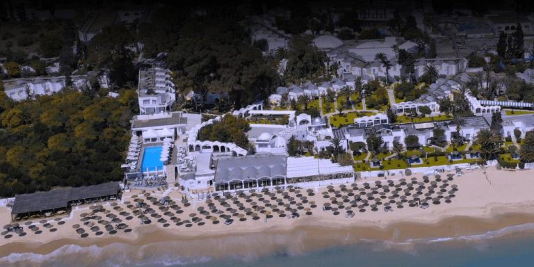 Vista aérea del hotel The Sindbad con piscina exterior, jardines y acceso directo a la playa