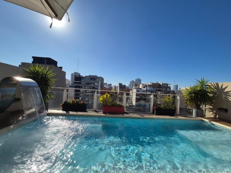 Piscina rooftop con cascada y vistas a la ciudad en Fierro Hotel Buenos Aires
