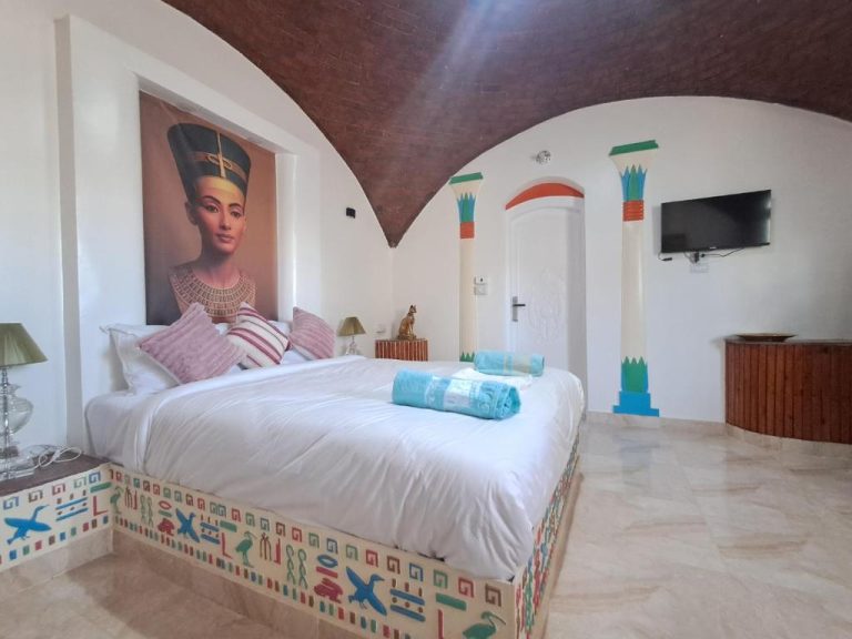 Habitación temática egipcia con cama doble y mural de Nefertiti en Aton Palace Luxor
