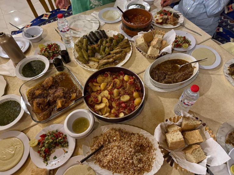 Variada mesa de gastronomía tradicional árabe con arroces, carnes y ensaladas en el Panorama Hotel