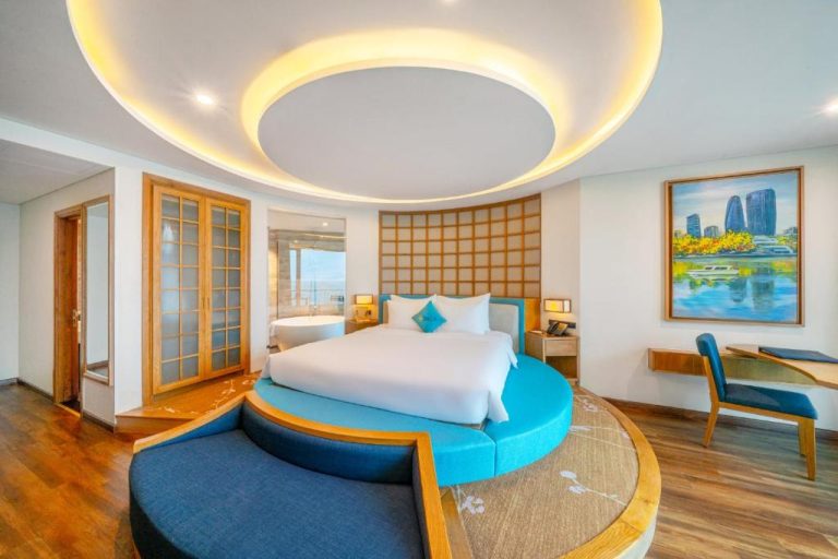 Lujosa habitación suite con cama circular y bañera en Sala Danang Beach Hotel, Vietnam