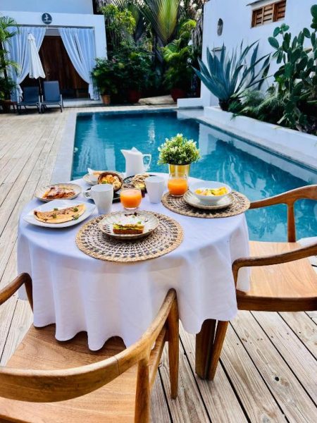 Desayuno junto a la piscina en la terraza del Leeloo Boutique Hotel con zumo y fruta fresca