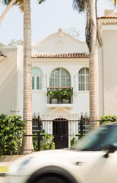 Fachada exterior colonial del hotel Fausto by Andean con palmeras y balcón central en Miami