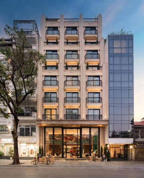 Fachada exterior del Hotel du Lac Signature con balcones y arquitectura clásica al atardecer
